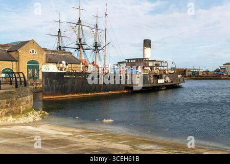 PS Wingfield Castle ship historique Humber paquebot construit en 1934, port de plaisance de Hartlepool, comté de Durham, Angleterre, Royaume-Uni HMS Trincomalee derrière Banque D'Images