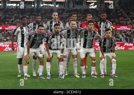 Les joueurs de la Juventus FC posent pour une photo d'équipe avant le match amical entre Atalanta BC et Juventus FC au stade Gewiss le 16 août 2025 à Bergame, Italie . Banque D'Images