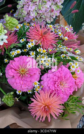 bouquet de fleurs devant fleuriste, norfolk, angleterre Banque D'Images