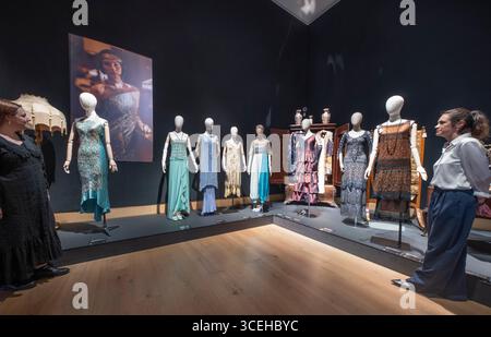 Bonhams, Londres, Royaume-Uni. 18 août 2025. Aperçu de la vente et de l'exposition de Downton Abbey : The Auction at Bonhams. Après avoir couru pendant six saisons de 2010 à 2015, avec un troisième et dernier film sur le point d'arriver à l'écran en septembre, la série phare Downton Abbey est prête pour un dernier adieu. Avant la fermeture des portes de Downton, Bonhams organise une exposition d'adieu et une vente aux enchères d'accessoires, de costumes et de décors de toute la série, en ligne du 18 août au 16 septembre. Crédit : Malcolm Park/Alamy Live News Banque D'Images