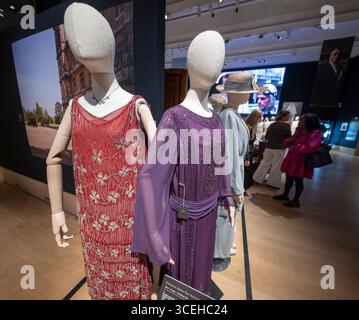 Bonhams, Londres, Royaume-Uni. 18 août 2025. Aperçu de la vente et de l'exposition de Downton Abbey : The Auction at Bonhams. Après avoir couru pendant six saisons de 2010 à 2015, avec un troisième et dernier film sur le point d'arriver à l'écran en septembre, la série phare Downton Abbey est prête pour un dernier adieu. Avant la fermeture des portes de Downton, Bonhams organise une exposition d'adieu et une vente aux enchères d'accessoires, de costumes et de décors de toute la série, en ligne du 18 août au 16 septembre. Crédit : Malcolm Park/Alamy Live News Banque D'Images