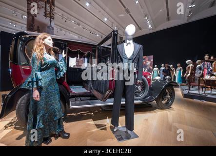 Bonhams, Londres, Royaume-Uni. 18 août 2025. Aperçu de la vente et de l'exposition de Downton Abbey : The Auction at Bonhams. Après avoir couru pendant six saisons de 2010 à 2015, avec un troisième et dernier film sur le point d'arriver à l'écran en septembre, la série phare Downton Abbey est prête pour un dernier adieu. Avant la fermeture des portes de Downton, Bonhams organise une exposition d'adieu et une vente aux enchères d'accessoires, de costumes et de décors de toute la série, en ligne du 18 août au 16 septembre. Image : la voiture familiale Grantham, berline Sunbeam 1925 20/60hp, estimation : £25,000-35,000. Crédit : Malcolm Park/Alamy Live News Banque D'Images