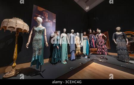 Bonhams, Londres, Royaume-Uni. 18 août 2025. Aperçu de la vente et de l'exposition de Downton Abbey : The Auction at Bonhams. Après avoir couru pendant six saisons de 2010 à 2015, avec un troisième et dernier film sur le point d'arriver à l'écran en septembre, la série phare Downton Abbey est prête pour un dernier adieu. Avant la fermeture des portes de Downton, Bonhams organise une exposition d'adieu et une vente aux enchères d'accessoires, de costumes et de décors de toute la série, en ligne du 18 août au 16 septembre. Crédit : Malcolm Park/Alamy Live News Banque D'Images