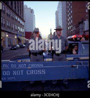 New York City, NY - 12 septembre 2001 : les troupes de la Garde nationale dressent un barrage routier sur West 14th Street à 7 heures du matin, gardant l'accès à la zone gelée BE Banque D'Images