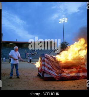 Chaque année, le jour du drapeau, le 14 juin, les organisations d'anciens combattants et les scouts brûlent cérémonieusement les drapeaux américains jetés qu'ils ont recueillis tout au long du Banque D'Images