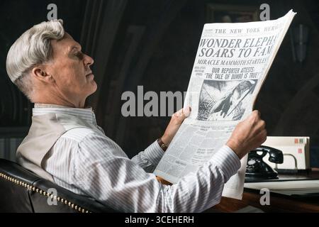 Dumbo est un film d'aventure américain de 2019 réalisé par Tim Burton à partir d'un scénario de Ehren Kruger. Il s'agit d'une adaptation du film d'animation Dumbo de Walt Disney de 1941, basé sur le roman d'Helen Aberson et Harold Pearl. Colin Farrell, Michael Keaton, Danny DeVito, Eva Green et Alan Arkin sont les vedettes d'une famille qui travaille dans un cirque itinérant défaillant et rencontrent un bébé éléphant aux oreilles extrêmement grandes capable de voler. Banque D'Images