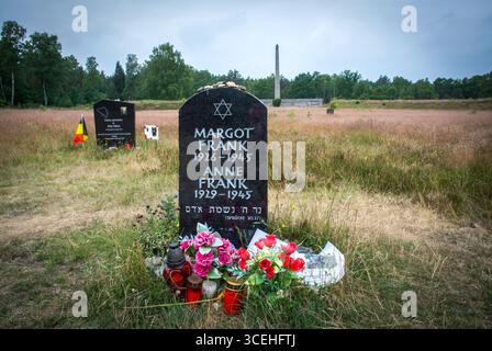 La pierre de tête commémorative posée à la mémoire d'Anne et Margot Frank au camp de concentration de Bergen Belsen près de Lohheide, en Allemagne. Banque D'Images