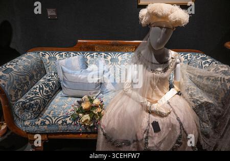 Bonhams, Londres, Royaume-Uni. 18 août 2025. Aperçu de la vente et de l'exposition de Downton Abbey : The Auction at Bonhams. Après avoir couru pendant six saisons de 2010 à 2015, avec un troisième et dernier film sur le point d'arriver à l'écran en septembre, la série phare Downton Abbey est prête pour un dernier adieu. Avant la fermeture des portes de Downton, Bonhams organise une exposition d'adieu et une vente aux enchères d'accessoires, de costumes et de décors de toute la série, en ligne du 18 août au 16 septembre. Crédit : Malcolm Park/Alamy Live News Banque D'Images