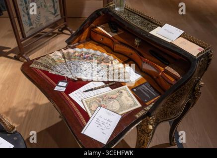 Bonhams, Londres, Royaume-Uni. 18 août 2025. Aperçu de la vente et de l'exposition de Downton Abbey : The Auction at Bonhams. Après avoir couru pendant six saisons de 2010 à 2015, avec un troisième et dernier film sur le point d'arriver à l'écran en septembre, la série phare Downton Abbey est prête pour un dernier adieu. Avant la fermeture des portes de Downton, Bonhams organise une exposition d'adieu et une vente aux enchères d'accessoires, de costumes et de décors de toute la série, en ligne du 18 août au 16 septembre. Crédit : Malcolm Park/Alamy Live News Banque D'Images
