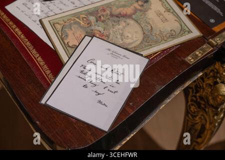 Bonhams, Londres, Royaume-Uni. 18 août 2025. Aperçu de la vente et de l'exposition de Downton Abbey : The Auction at Bonhams. Après avoir couru pendant six saisons de 2010 à 2015, avec un troisième et dernier film sur le point d'arriver à l'écran en septembre, la série phare Downton Abbey est prête pour un dernier adieu. Avant la fermeture des portes de Downton, Bonhams organise une exposition d'adieu et une vente aux enchères d'accessoires, de costumes et de décors de toute la série, en ligne du 18 août au 16 septembre. Crédit : Malcolm Park/Alamy Live News Banque D'Images