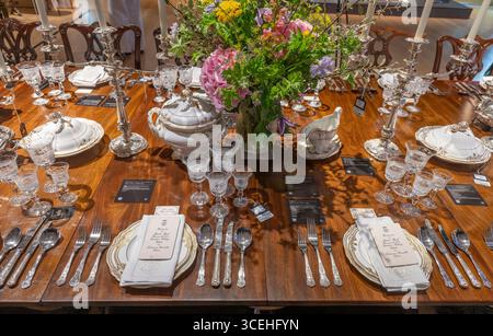 Bonhams, Londres, Royaume-Uni. 18 août 2025. Aperçu de la vente et de l'exposition de Downton Abbey : The Auction at Bonhams. Après avoir couru pendant six saisons de 2010 à 2015, avec un troisième et dernier film sur le point d'arriver à l'écran en septembre, la série phare Downton Abbey est prête pour un dernier adieu. Avant la fermeture des portes de Downton, Bonhams organise une exposition d'adieu et une vente aux enchères d'accessoires, de costumes et de décors de toute la série, en ligne du 18 août au 16 septembre. Crédit : Malcolm Park/Alamy Live News Banque D'Images