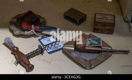 Bonhams, Londres, Royaume-Uni. 18 août 2025. Aperçu de la vente et de l'exposition de Downton Abbey : The Auction at Bonhams. Après avoir couru pendant six saisons de 2010 à 2015, avec un troisième et dernier film sur le point d'arriver à l'écran en septembre, la série phare Downton Abbey est prête pour un dernier adieu. Avant la fermeture des portes de Downton, Bonhams organise une exposition d'adieu et une vente aux enchères d'accessoires, de costumes et de décors de toute la série, en ligne du 18 août au 16 septembre. Crédit : Malcolm Park/Alamy Live News Banque D'Images