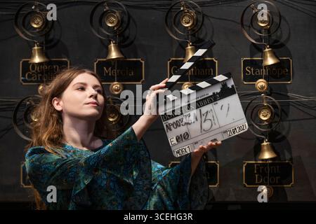 Bonhams, Londres, Royaume-Uni. 18 août 2025. Aperçu de la vente et de l'exposition de Downton Abbey : The Auction at Bonhams. Après avoir couru pendant six saisons de 2010 à 2015, avec un troisième et dernier film sur le point d'arriver à l'écran en septembre, la série phare Downton Abbey est prête pour un dernier adieu. Avant la fermeture des portes de Downton, Bonhams organise une exposition d'adieu et une vente aux enchères d'accessoires, de costumes et de décors de toute la série, en ligne du 18 août au 16 septembre. Image : panneau de battant utilisé dans la production du film Downton Abbey : a New Era, estimation : £1 000-1 500. Crédit : Malcolm Pa Banque D'Images