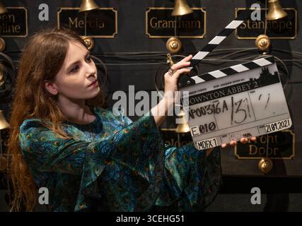 Bonhams, Londres, Royaume-Uni. 18 août 2025. Aperçu de la vente et de l'exposition de Downton Abbey : The Auction at Bonhams. Après avoir couru pendant six saisons de 2010 à 2015, avec un troisième et dernier film sur le point d'arriver à l'écran en septembre, la série phare Downton Abbey est prête pour un dernier adieu. Avant la fermeture des portes de Downton, Bonhams organise une exposition d'adieu et une vente aux enchères d'accessoires, de costumes et de décors de toute la série, en ligne du 18 août au 16 septembre. Image : panneau de battant utilisé dans la production du film Downton Abbey : a New Era, estimation : £1 000-1 500. Crédit : Malcolm Pa Banque D'Images