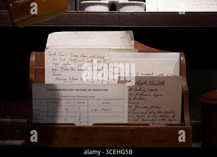 Bonhams, Londres, Royaume-Uni. 18 août 2025. Aperçu de la vente et de l'exposition de Downton Abbey : The Auction at Bonhams. Après avoir couru pendant six saisons de 2010 à 2015, avec un troisième et dernier film sur le point d'arriver à l'écran en septembre, la série phare Downton Abbey est prête pour un dernier adieu. Avant la fermeture des portes de Downton, Bonhams organise une exposition d'adieu et une vente aux enchères d'accessoires, de costumes et de décors de toute la série, en ligne du 18 août au 16 septembre. Crédit : Malcolm Park/Alamy Live News Banque D'Images