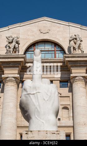 Milan, Italie : L.O.V.E., connu sous le nom de doigt, sculpture de 2010 de Maurizio Cattelan dans le centre de la Piazza degli Affari de Milan, à la Bourse de Milan Banque D'Images