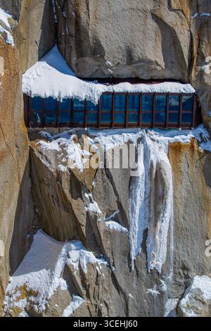 Chamonix : neige et passerelle bâtie sur la paroi rocheuse de l'aiguille du midi, la plus haute flèche des aiguilles de Chamonix, les sommets du massif du Mont Blanc Banque D'Images