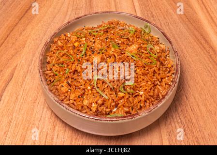 Chaufa aéroportuaire dans sa forme classique : une couche de riz frit, un mélange de viandes et d'oeufs, le tout recouvert d'une tortilla fine de style omelette Banque D'Images