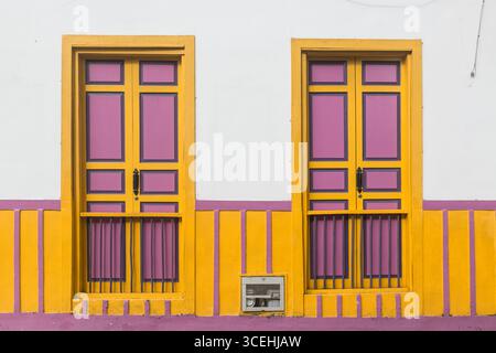 Maison aux couleurs vives à Filandia, département de Quindío, une petite ville dans le Triangle du café de Colombie Banque D'Images