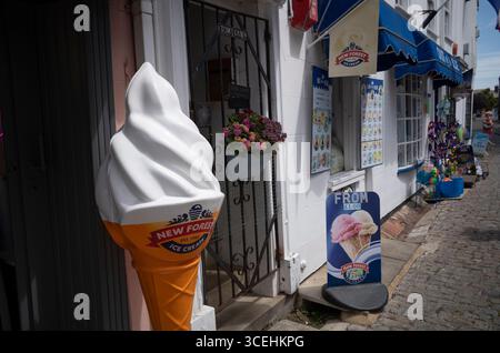 Kiosque vendant de la crème glacée New Forest, à Lymington, Hampshire, ville côtière située sur le bord sud de la New Forest, Angleterre, Royaume-Uni Banque D'Images