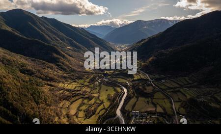 Rivière ara qui coule à travers la vallée de broto dans le parc national d'ordesa y Monte perdido, Espagne Banque D'Images