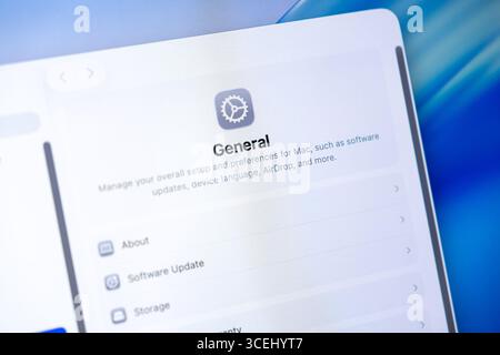 Poznan, Pologne - 15 août 2025 : L'interface des préférences générales de macOS 26 offre un contrôle complet pour la gestion des mises à jour logicielles et des paramètres de l'appareil Banque D'Images
