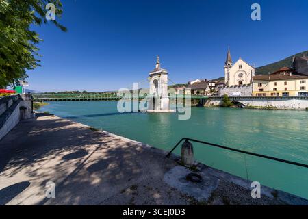 Vue panoramique sur l'ancien pont suspendu traversant le Rhône turquoise à Seyssel, un charmant village du département de l'Ain, Auvergne Rhône Alpes Banque D'Images