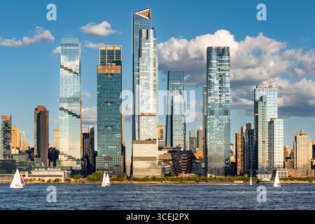 Vue sur le front de mer des gratte-ciel Hudson Yards depuis Hudson River dans Midtown Manhattan. Architecture moderne à New York, États-Unis Banque D'Images