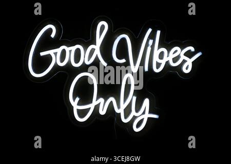 Bonnes vibrations seulement, photo d'un éclairage au néon blanc sur fond noir Banque D'Images