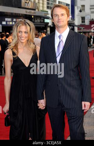 Tom Vaughan et invité à la première du film britannique « What Happens in Vegas » qui s'est tenue à l'Odeon Leicester Square à Londres, le 22 avril 2008 Banque D'Images