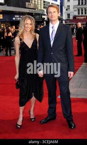 Tom Vaughan et invité à la première du film britannique « What Happens in Vegas » qui s'est tenue à l'Odeon Leicester Square à Londres, le 22 avril 2008 Banque D'Images