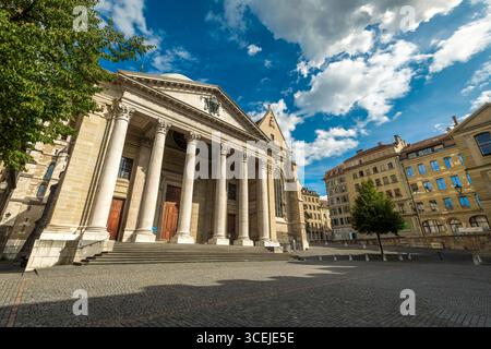 Majestueuse cathédrale Saint-Pierre sous un ciel bleu avec des nuages blancs dans la vieille ville de Genève, Suisse. Banque D'Images