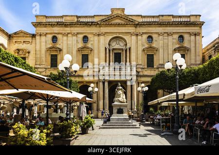Bibliothèque avec statue de la reine Victoria, la Valette, site du patrimoine mondial de l'UNESCO, Malte Banque D'Images