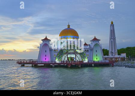 Détroit de Malacca ou Mosquée Selat au coucher du soleil, Malacca, Malaisie Banque D'Images