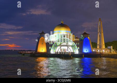 Détroit de Malacca ou Mosquée Selat au coucher du soleil, Malacca, Malaisie Banque D'Images