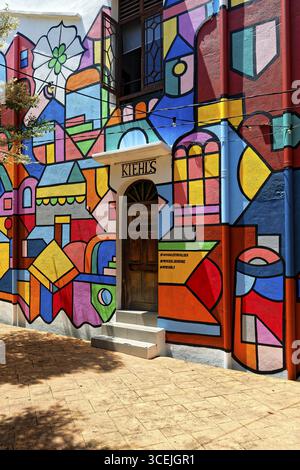 Vieilles maisons colorées converties en restaurants ou boutiques le long de la rivière Malacca ou Melaka, Malacca, Malaisie Banque D'Images