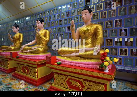 Bouddha couché Wat Chaiyamangalaram Temple bouddhiste thaïlandais, rangée de statues de Bouddha assis devant le columbarium, George Town, Penang, Malaisie Banque D'Images