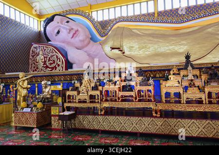 Bouddha couché, temple bouddhiste thaïlandais de Wat Chaiyamangalaram, George Town, Penang, Malaisie Banque D'Images