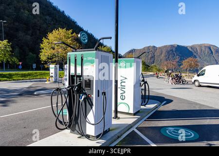 Station de recharge EV à l'extérieur de la boulangerie Hjelle dans la petite localité de Trangereid près de Bergen Banque D'Images