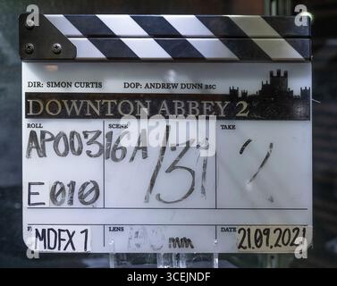 Bonhams, Londres, Royaume-Uni. 18 août 2025. Aperçu de la vente et de l'exposition de Downton Abbey : The Auction at Bonhams. Après avoir couru pendant six saisons de 2010 à 2015, avec un troisième et dernier film sur le point d'arriver à l'écran en septembre, la série phare Downton Abbey est prête pour un dernier adieu. Avant la fermeture des portes de Downton, Bonhams organise une exposition d'adieu et une vente aux enchères d'accessoires, de costumes et de décors de toute la série, en ligne du 18 août au 16 septembre. Image : panneau de battant utilisé dans la production du film Downton Abbey : a New Era, estimation : £1 000-1 500. Crédit : Malcolm Pa Banque D'Images