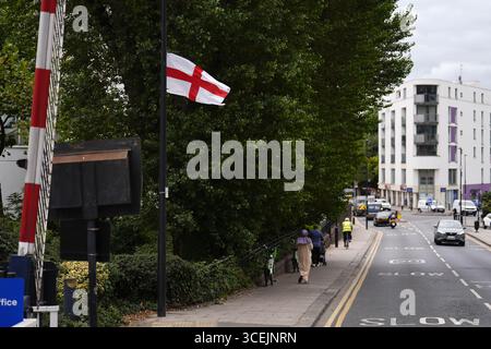 Un drapeau de la Croix de Saint-Georges sur l'A1206 dans l'île des chiens. Le personnel du conseil de Tower Hamlets a enlevé les drapeaux de St George's Cross attachés à la propriété du conseil dans l'arrondissement de l'est de Londres après que les militants les aient attachés à la suite d'un mouvement en ligne appelé « opération Raise the Colours ». Date de la photo : lundi 18 août 2025. Banque D'Images