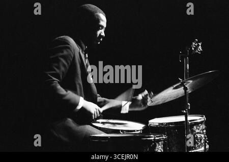 Ben Riley pendant le concert des moines Thelonious, salle Pleyel, 1964 - 08/02/2025 - France / Ile-de-France (région) / Paris - Philippe gras / le Pictorium Banque D'Images