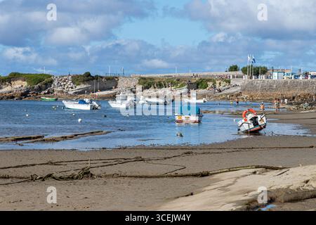 Santander, Espagne. La plage de la Maruca avec des bateaux échoués sur le sable à marée basse sous le soleil d'été Banque D'Images