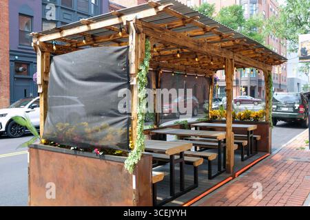 Un kiosque de café ou streatery dans la rue à Syracuse, USA, avec banquette extérieure et en bois. Banque D'Images