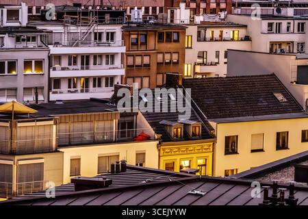 Wohnen in Köln, Altbau, Neubau, Mietwohnungen, Eigentumswohnungen, Symbolfoto Wohnungsmarkt, Köln, août 2025 Deutschland, Köln, août 2025, Wohnn in Köln, Wohnhäuser in der Innnstadt, Blick von oben, abends in der Dämmerung, Symbolfoto Kölner Wohnungsmarkt, Mietwohnungen, Eigentumswohnungen, Altbau, Neubau, NRW, Nordrhein-Westfalen *** résidence à Cologne, immeuble ancien, immeuble neuf, appartements locatifs, condominiums, Symbol photo Housing Market, Cologne, août 2025 Allemagne, Cologne, août 2025, vivre à Cologne, immeubles résidentiels dans le centre-ville, vue d'en haut, le soir au du Banque D'Images