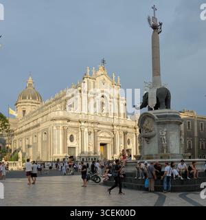 Piazza Duomo baroque avec cathédrale Sainte-Agatha et fontaine des éléphants à Catane, Sicile, Italie Banque D'Images