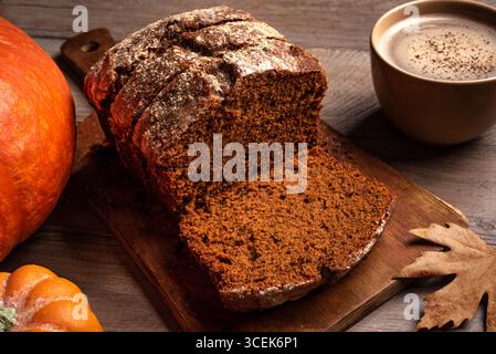 Pain à la citrouille maison, recette traditionnelle d'automne. Du pain sucré à la citrouille tranché en gros plan. Banque D'Images