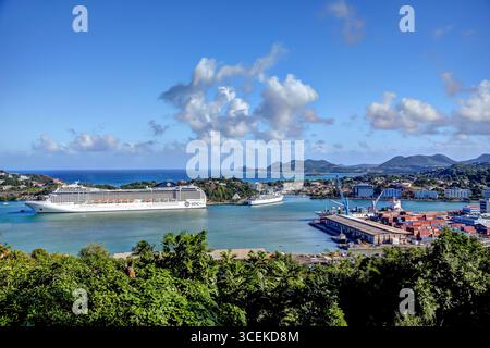 Castries, Sainte-Lucie - 27 décembre 2015 : vue aérienne surplombant Castries Harbour, Sainte-Lucie, montrant un grand bateau de croisière amarré au port Banque D'Images