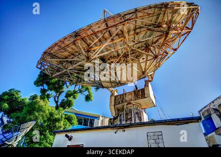 Castries, Lucia — 27 décembre 2015 : de grandes antennes paraboliques altérées dans une installation de télécommunications abandonnée à l'extérieur de Castries. Banque D'Images