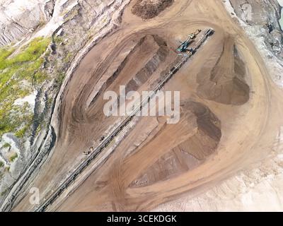 Vue aérienne de l'exploitation minière à ciel ouvert avec système de convoyeur – extraction industrielle et scène de terrassement Banque D'Images